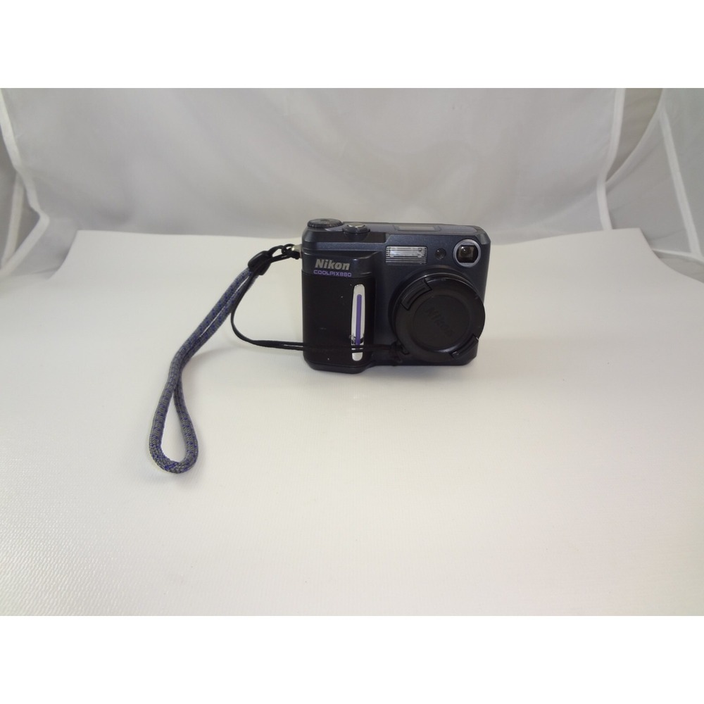 Nikon Coolpix 880 Digital Camera 3.3MP & Battery - No Memory‎ Card - Untested